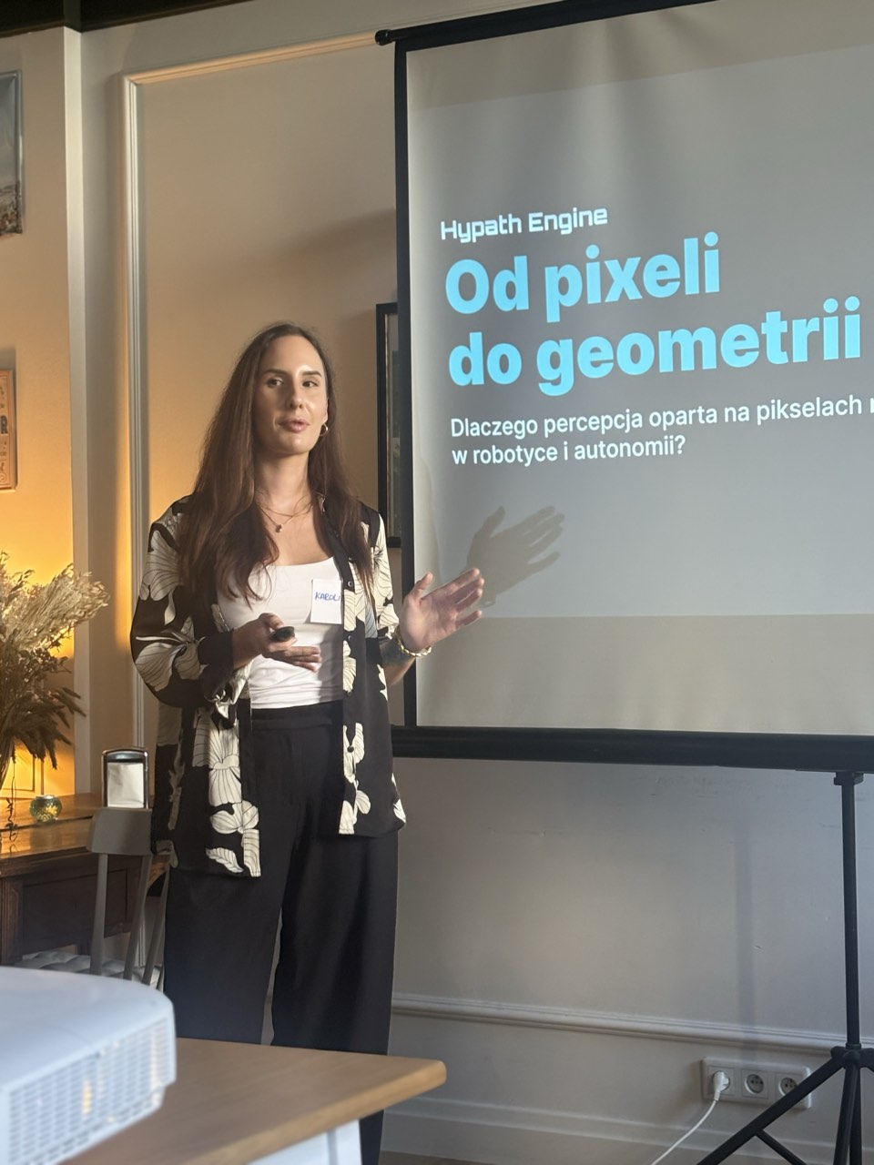 Śniadanie Robotyczne — Prelegentka przy slajdzie „Od pikseli do geometrii świata”